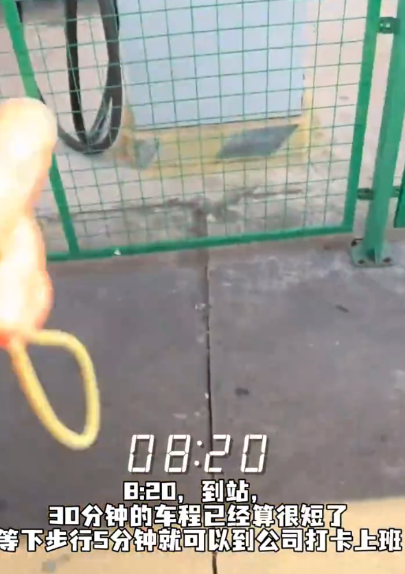 原先小林在杭州滨江上班，家在临平，每天早晚赶地铁挤高峰，单程就要快两个小时。早高峰的地铁里人挨人，想找个扶手都难，一路站下来到公司也累得够呛，那时候她也没想过有一天会跨省上班。
 
直到公司问她愿不愿意去上海的办公点，开出的待遇比滨江高出一截，她当时心里就算起了账。
 
2026年入秋之后天亮得晚，