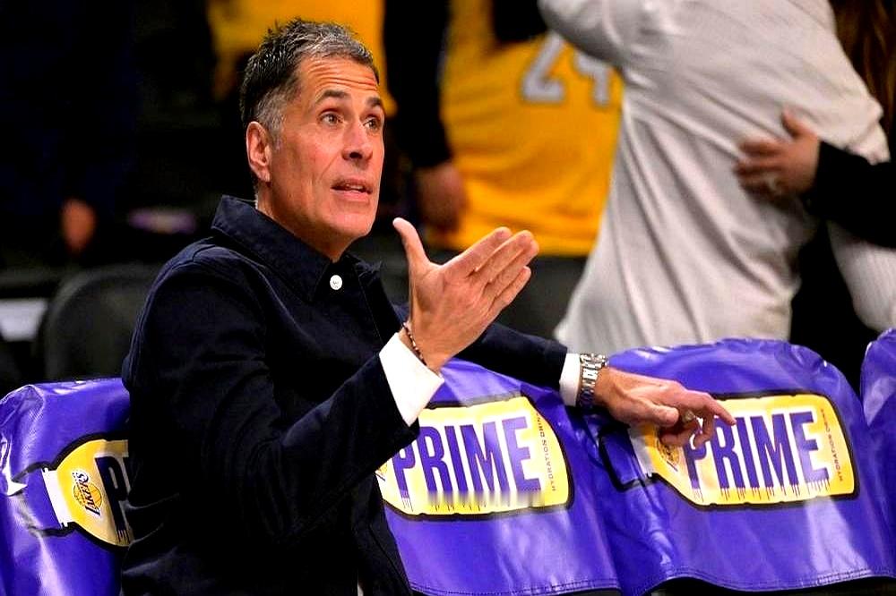 湖人队总经理佩林卡这算盘，打得是真精。    神射手肯纳德要3年600...