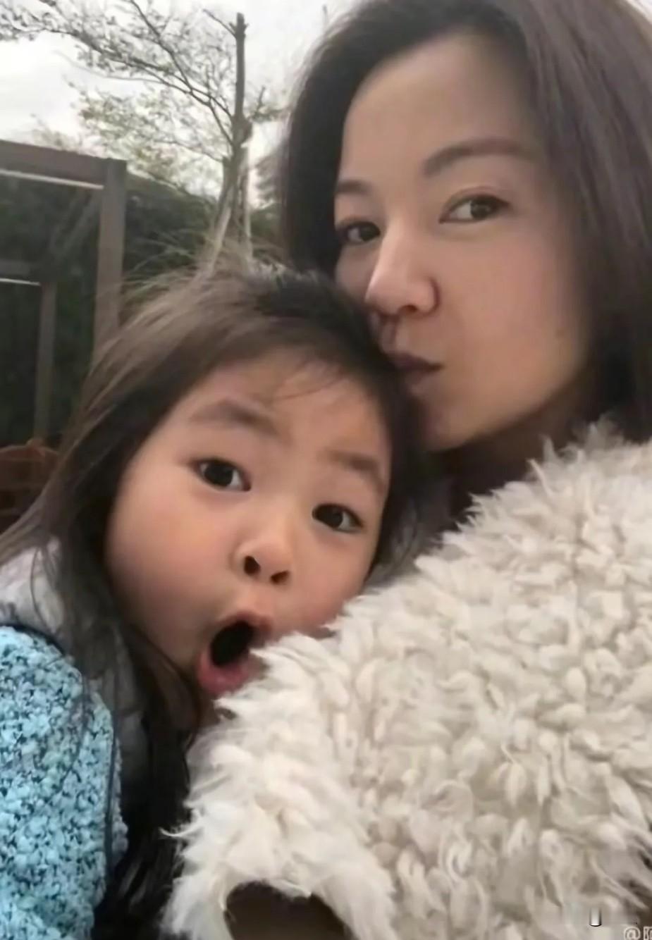 曾经坚定奉行不婚主义的主持人阿雅，在2013年，36岁的她发现自己怀孕。她当即决定，奔赴西雅图，去找大自己13岁的仁波切，主动提出领证结婚。当年小S随口说过的话，没想到一语成真。

小S在《康熙来了》里拿她开涮，说阿雅以后肯定跟喇嘛谈恋爱，全场笑成一片。那会儿阿雅自己也跟着笑，觉得这就是姐妹间的玩笑