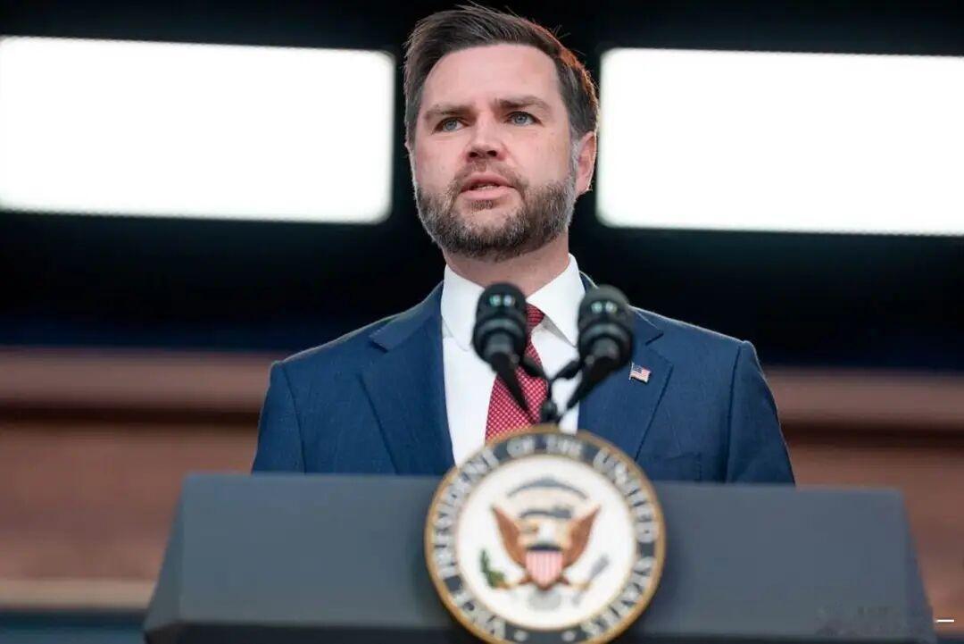 万斯把美国软件公司中的外籍雇员——其中许多是印度人——称为“仆人”，这一“极具冒犯性”的言论遭到印度政府的批评。万斯和劳工部长基思·桑德林周四宣布暂停处理印度一些最大的IT服务企业以及微软和Adobe新提交和待审批的绿卡申请，作为打击涉嫌滥用H-1B工作签证制度行为的一项措施。

图片来源于网 ​