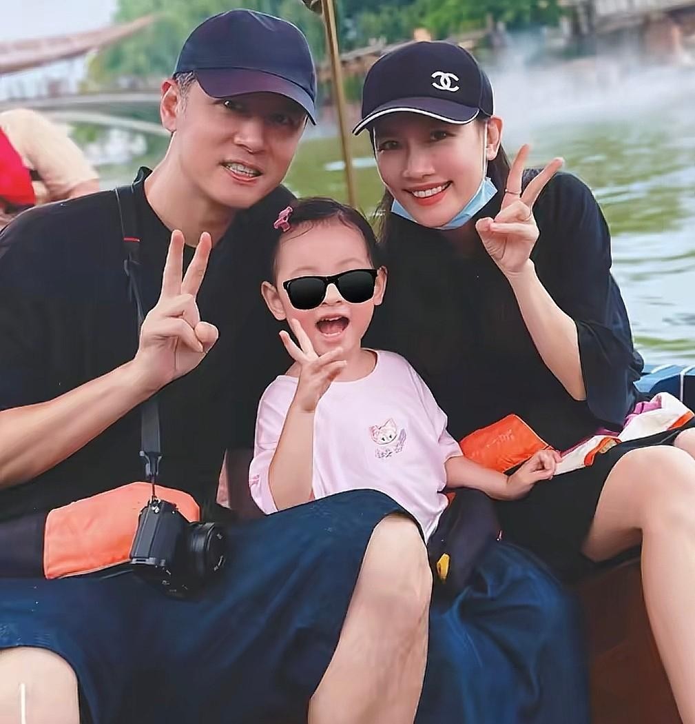 二胎还有几个月就要落地，任重家里现在连一颗新钉子都不用买。
戳穿那些跟着看热闹的，这哪是什么明星晒日常，这是过日子把算盘打到了骨头缝里。
三岁差就是一道天然省钱线
孙骁骁在重庆的客厅，满眼都是三岁闺女的家当。爬爬垫上支着帐篷沙发，电视机前堆着玩具，窗户边还塞着攀爬架和书柜。
把话揉碎了看，一胎二胎就