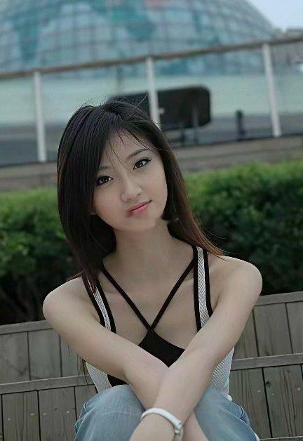 景甜最早就是在校内网（后来改名人人网）出道的，那时候她的名头是“北影校花” 。 ​