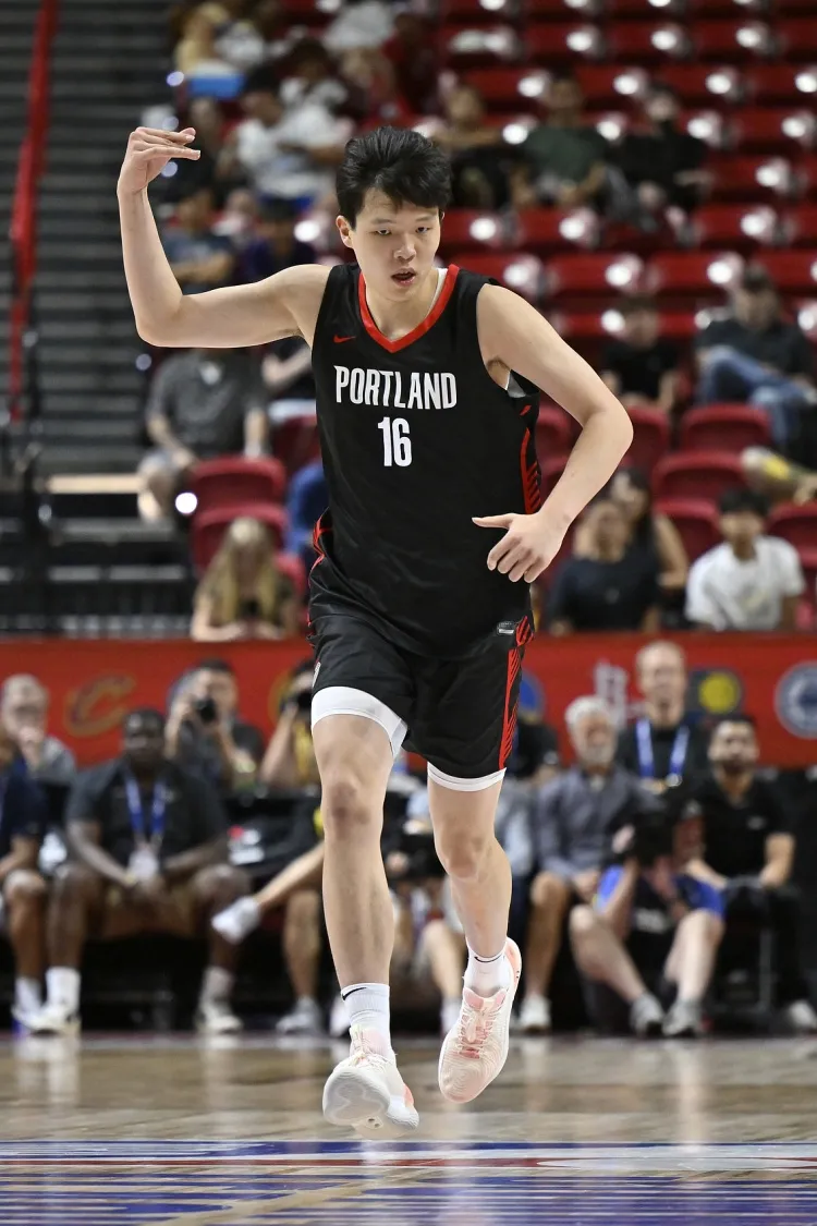 目前看杨瀚森的上限远比火箭队全明星中锋申京强，主要有以下几个原因。 第...