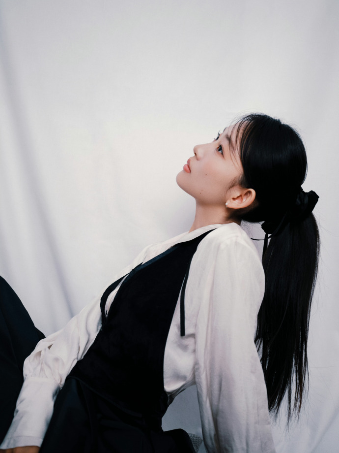 从清纯白月光到风情女神，周依然的黑丝蜕变太绝了！   提起周依然，很多...