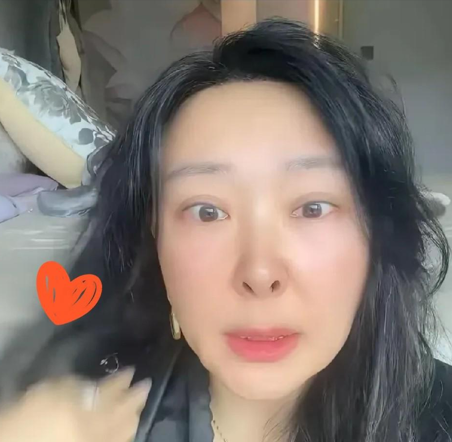 游本昌女儿说，老爷子最后两三天不吃不喝，家里没送医院，也没硬灌饭。问他“是不是要走了”，全家就说：配合你，不打扰你退场。嘴唇干了，拿棉签润一润，老人还能轻轻抿一下。没ICU，没插管，93岁在自己家里安安静静走了，最后一句话是：“我很舒服”。

人到了生命最后，家属最难面对的，往往不是“救不救”，而是