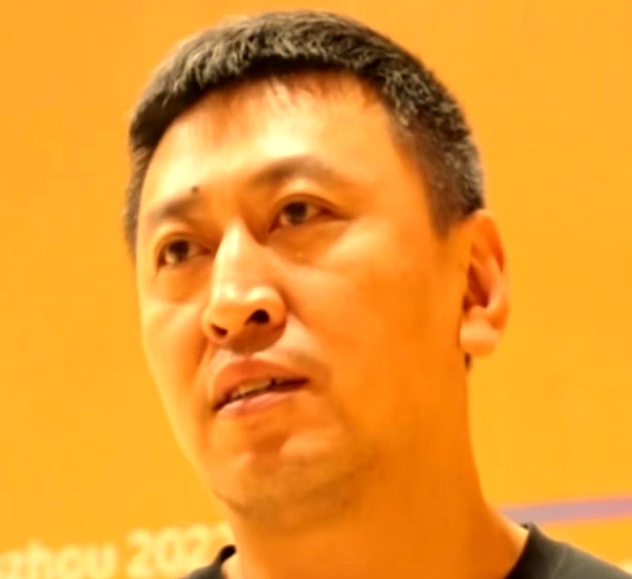 王世龙这波赛前发言，听着全是给广东队戴高帽，什么冠军底蕴、拼搏精神、十一冠刻在骨