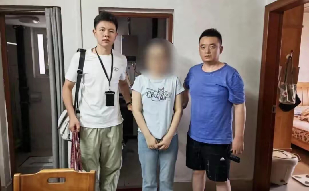 黄晓明，王鹤棣，黄子韬，刘耀文等知名艺人中招，警方破获特大明星行程黑产。
不少追星的人都见过网络上售卖的艺人行程单，航班座位，酒店房间号，各类信息标注的清清楚楚。很多粉丝以为只是普通资讯，却不知道这些信息背后，是一条非法获取和倒卖公民个人信息的黑色产业链。
团伙利用技术手段，非法抓取艺人出行相关数据