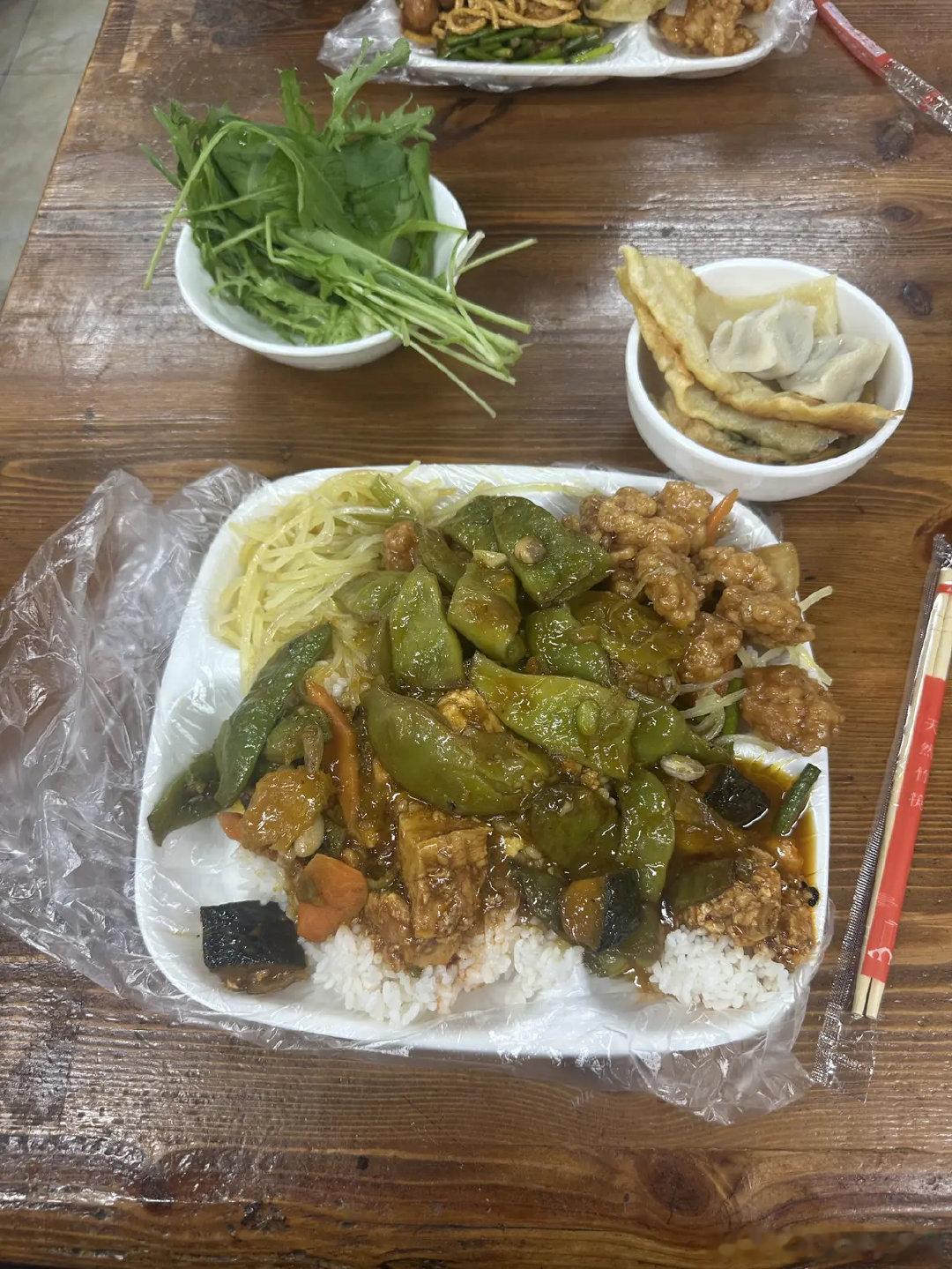 #彭小苒[超话]# 何以解忧，唯有自助盒饭，欢迎各位亲前来品尝（12元一位）[哈哈][哈哈][哈哈][哈哈] ​