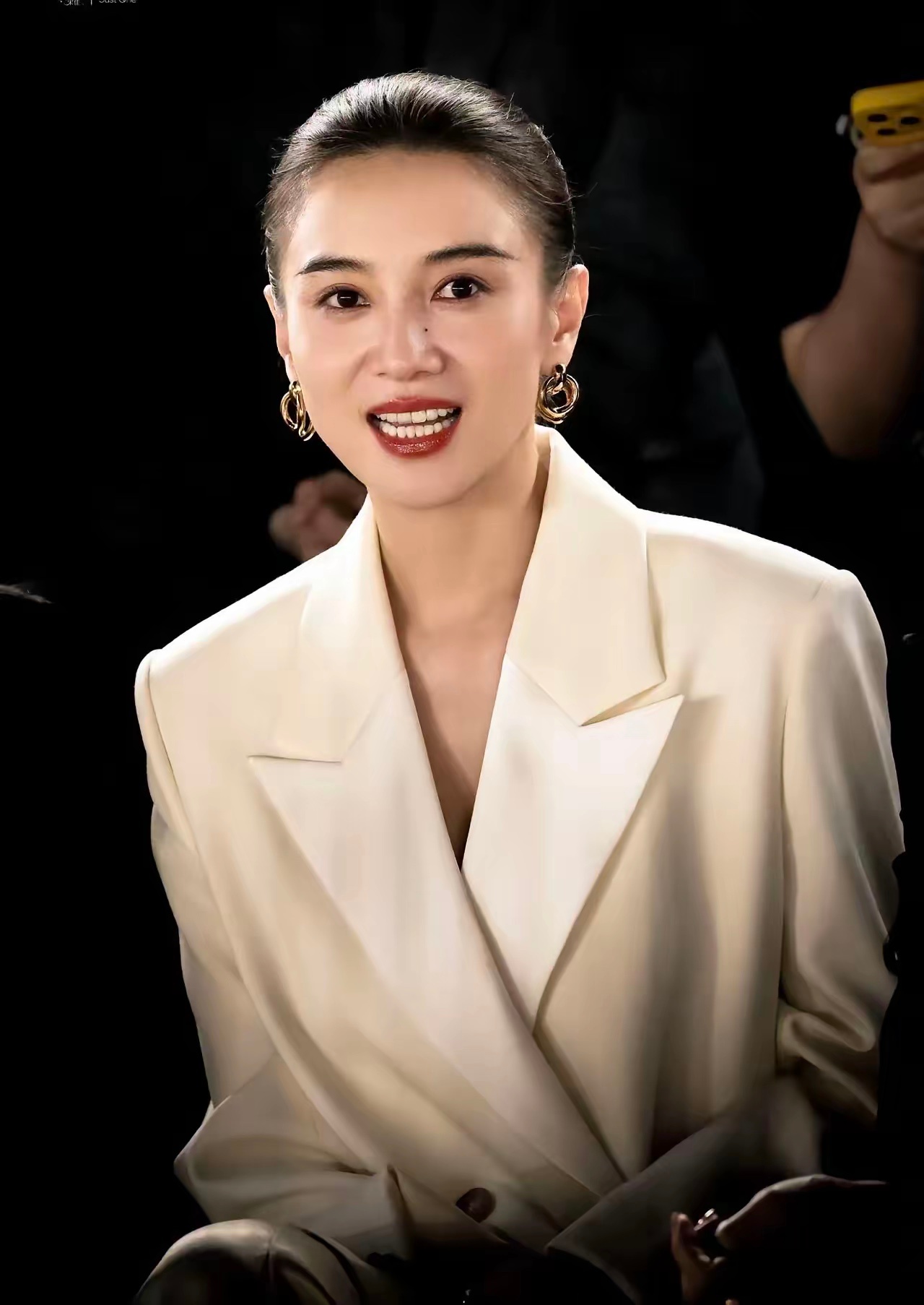 金鹰奖的热度虽然过去了
​但是我还是忍不住想问
​宋佳是不是有什么魔咒啊，每次只要有她在，和她一起提名的女演员，就基本拿不到奖
​其他人也就算了，这次和她同台提名的可是蒋欣和闫妮啊！而且这些年，感觉只要她出席颁奖礼，就没有空手回去过
​仔细一想，除了这几年之外，在早年间她打败了孙俪《 ​