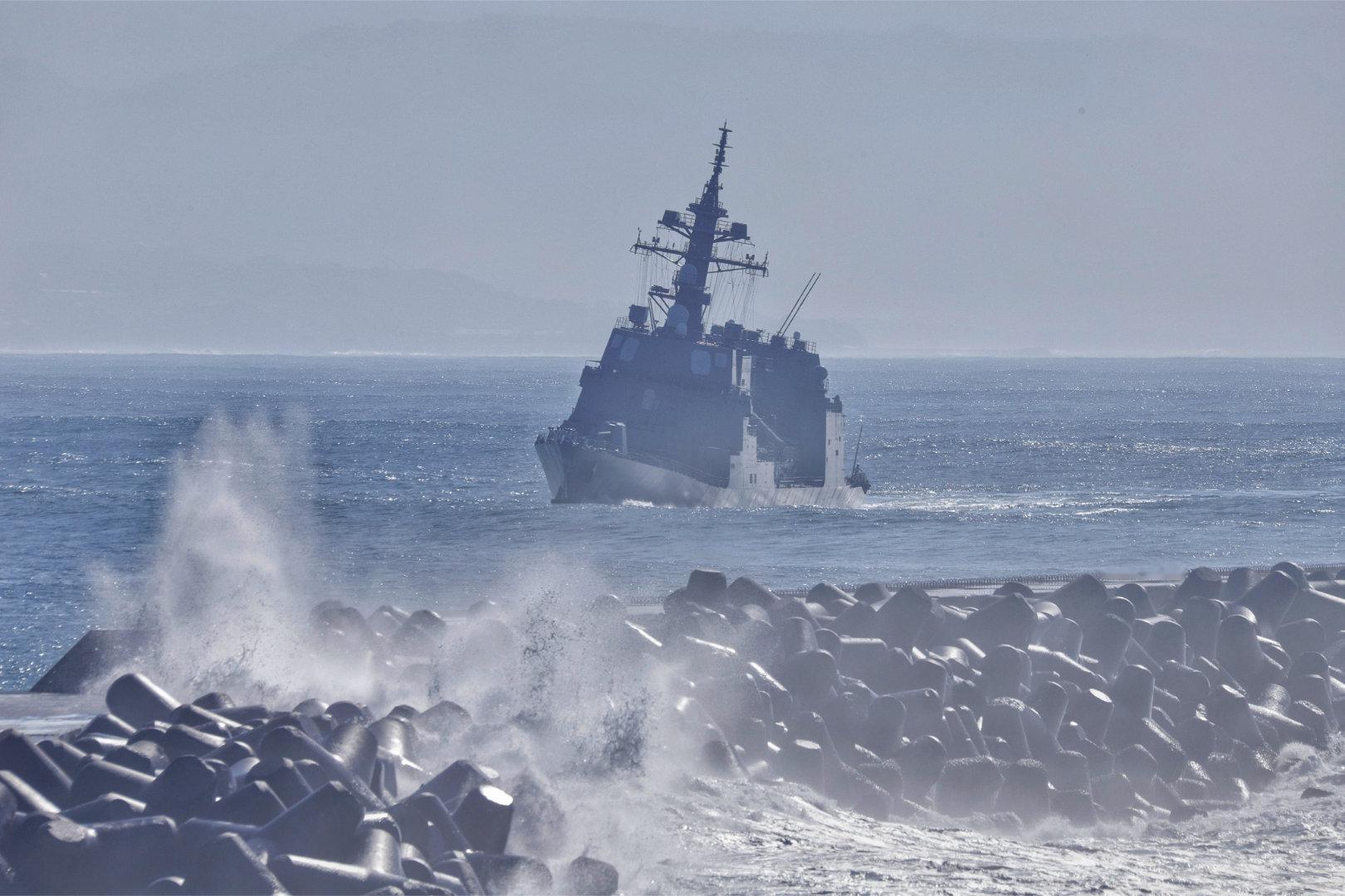 进港的日本海自秋月号驱逐舰(DD-115)，这画面看着够刺激。#热点现场##烽火问鼎计划# ​