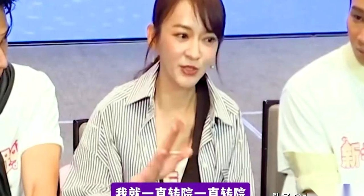 怀第一胎胎位不正且已经四十几周，陈意涵为了顺产还在四处转院、靠药物催生硬撑。
每个医生都要求立刻剖腹，她却因看了《温柔生产》执着于产道益生菌和自己平时的运动底子。
急诊手术前吃进肚子里的那一堆宵夜牛排，最终在麻醉后折腾得她连吐了三天。
说白了，人有时候就是太容易被某种“完美人设”给架上去。
平时天天