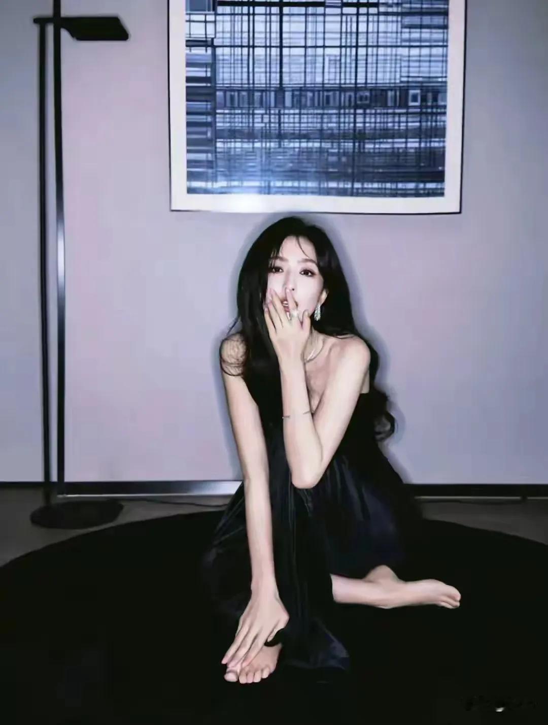 佟丽娅赤足坐地上那画面，简直美出天际。她赤足坐地拍大片时，低胸绸缎礼服...