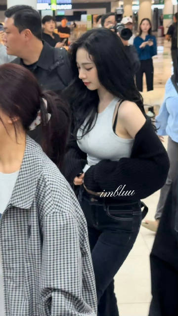 柳智敏机场私服🩶
热推：Karina身材比例好好