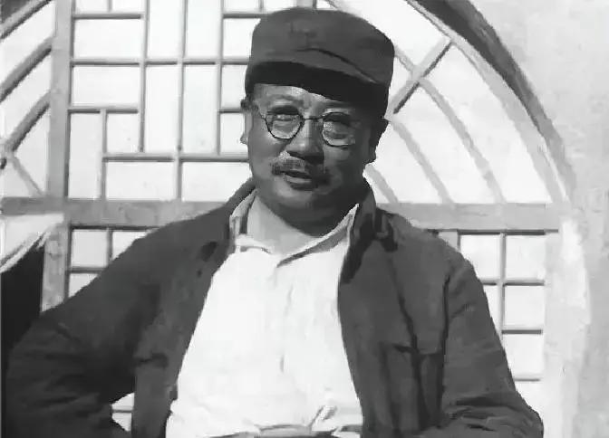 特务头子缪庄林，借着去西安述职的空子，闯进延安，直接就跪在地上：“我来认罪，中央社会部的人一听他名字，当场就红了眼！
 
周怀安手里的搪瓷缸“当”一声磕在桌沿。他猛地站起来，椅子向后倒去。五年前，上海地下电台被破获，他的上线陈默被捕牺牲。出卖陈默的人，代号就叫缪庄林。周怀安伸手摸枪，被旁边的老干事一