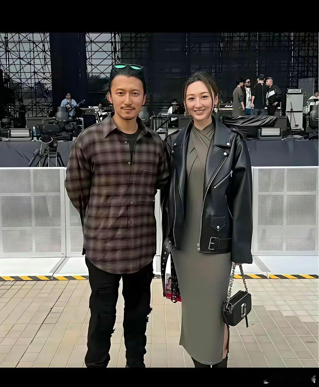 谢霆锋不管跟哪位女士合影，双手都是中规中矩的。看来他真的很在乎王菲的感受 ​