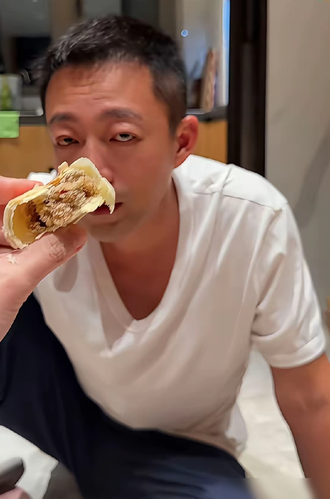割了双眼皮，气质反而垮了。
有人翻出汪小菲早年和大S的同框照，那时候他清瘦白净，满身贵公子气，站在大S旁边确实登对。
再看现在，眼型变了，眼神也疲了，整个人透着一股说不出的颓。
更微妙的是，越老越像他爸，连表情纹路都开始复制。
从49天闪婚轰动两岸，到三亚婚礼风光无两，再到儿女双全上综艺秀恩