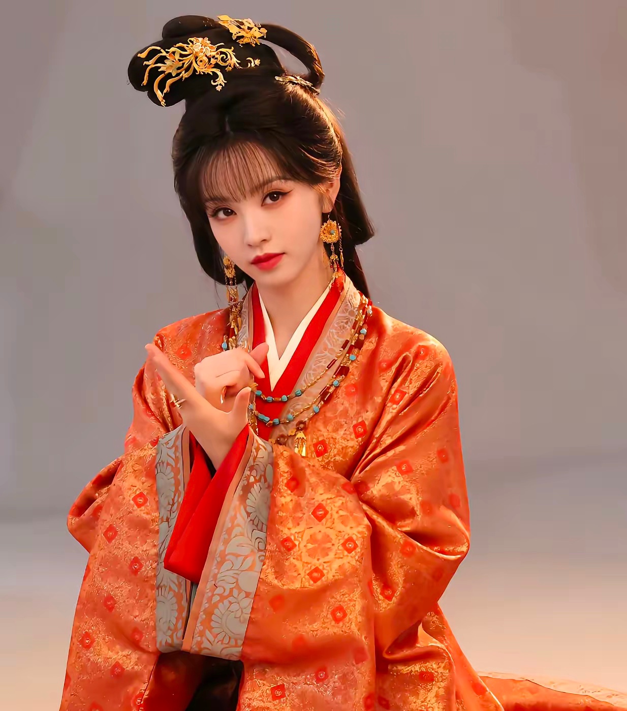 主持人问田曦薇：“你最想合作的演员是谁？”

她眼睛一亮，坦然直言：“黄渤老师。这个答案挺没悬念的，我说过好几次了。”

真诚向往实力派，也恰恰说明她对演员这份职业始终清醒且敬畏。

从《如此可爱的我们》黄橙子、《卿卿日常》李薇出圈，田曦薇一度被贴上“甜妹”标签。但她从不局限舒适区，一路默默沉淀、主