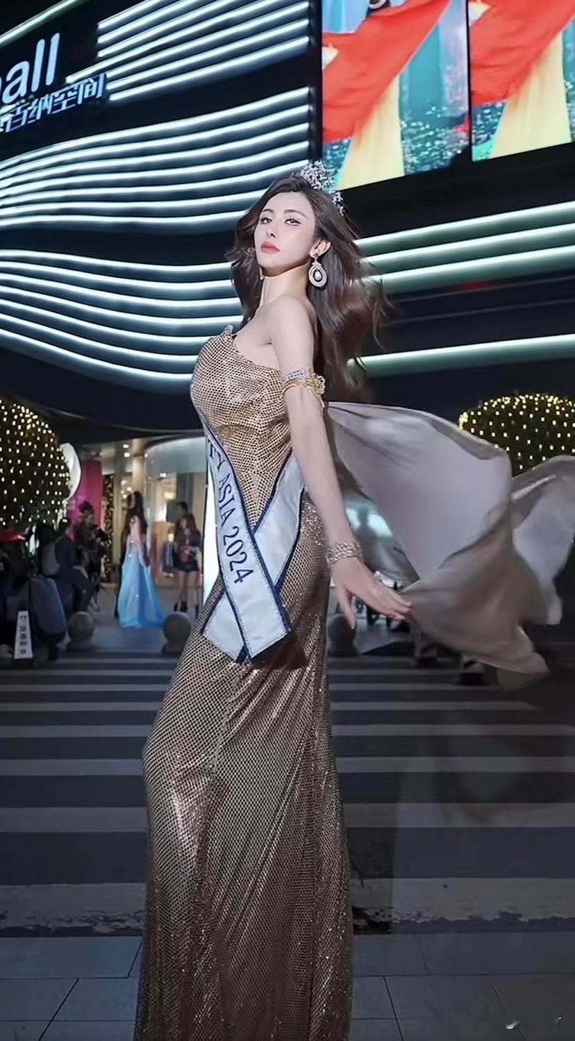 第23届全球华裔小姐大湾区总冠军～陈欣馜 肤若凝脂，腿长两米，气场全开...