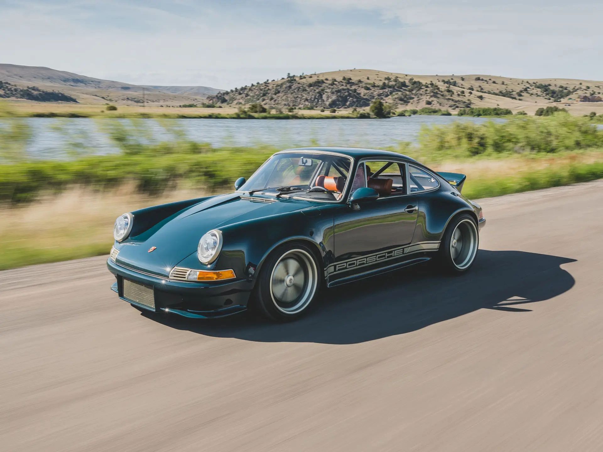 1972 Porsche 911 European RS by Thornley Kelham
近年来，收藏车界最具影响力的发展之一是具有高端定制饰面的高雅现代经典车型的崛起。与其追求严格的原创性，一组精选的制造商和修复专家试图回答一个引人注目的问题：如果发展从未停止，世界上最伟大的驾驶汽车会变成什