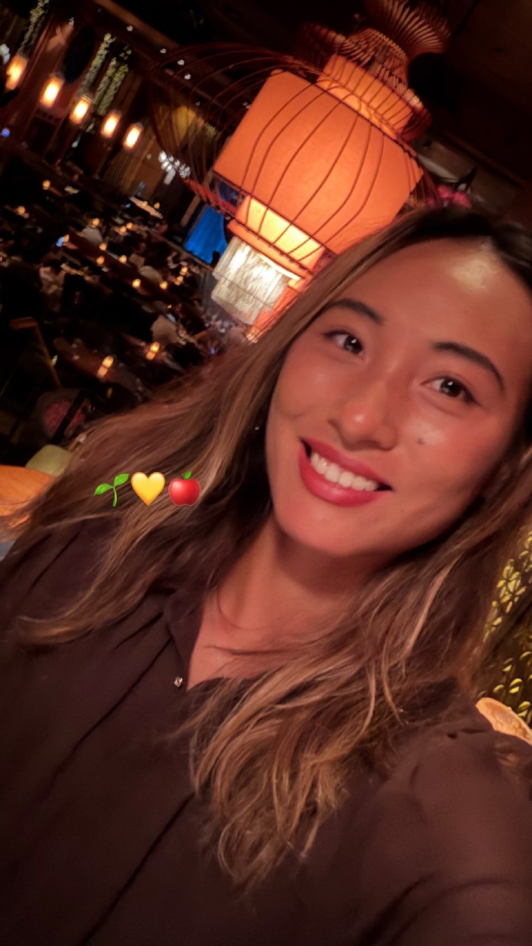 文文快拍更新: 🌱💛🍎 暖灯下这抹笑容，真的让人一眼沦陷💛[爱...