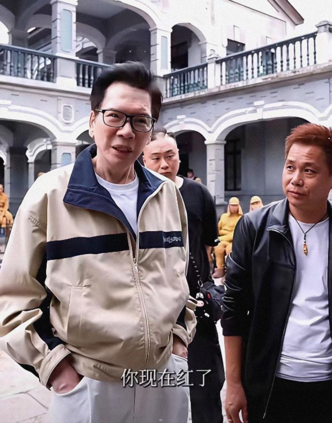 向佐拍个竖屏短剧，三个月挣了7000多万，这下连他爹向华强都坐不住了，亲自跑去横店看，结果一看现场就愣住了
230号人的大阵仗，民国街都是实景现搭，武指请的还是《叶问》原班人马，这哪是闹着玩
向佐自己也承认，从电影圈下来搞这个，有点信命意思，但实打实收入和尊重摆在面前，比什么虚名都强
现在 ​