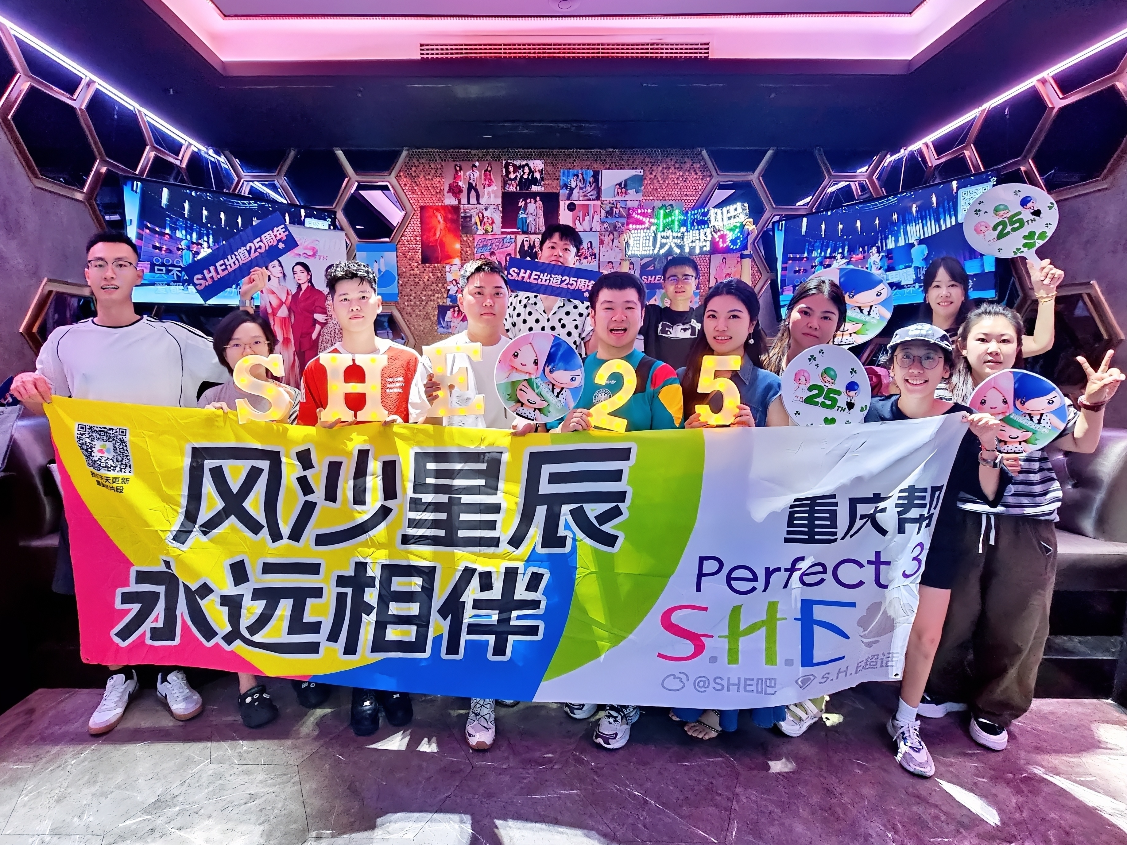 S.H.E出道25周年
时隔五年我们又聚在一起庆祝
​没什么太多想说的
​回望过去这五年
​真的要谢谢解接一直还在努力
​不管是BAD HABITS新专音乐会
​各种各样的商演
​还有现在正在如火如荼进行的艾拉主意巡演
​正是因为有这些奔赴的机会
才让我们的团魂得以延续
也让我们愈发紧密
五年的时光里
重逢 ​