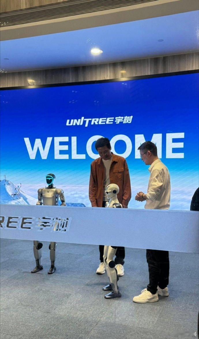 雷总刚刚去了宇树串门了，王兴兴必然是让机器人来了一套后空翻、耍双截棍等等的丝滑小连招。毕竟宇树的机器人今年在春晚上可是来了套弹射空翻3米高的高难度动作

那我们雷总去肯定不能空手，载了一后备箱的小米车模，见人就送模，见机器人...就好好学习一下，今年小米机器人也露了几次脸，也不知道这机 ​