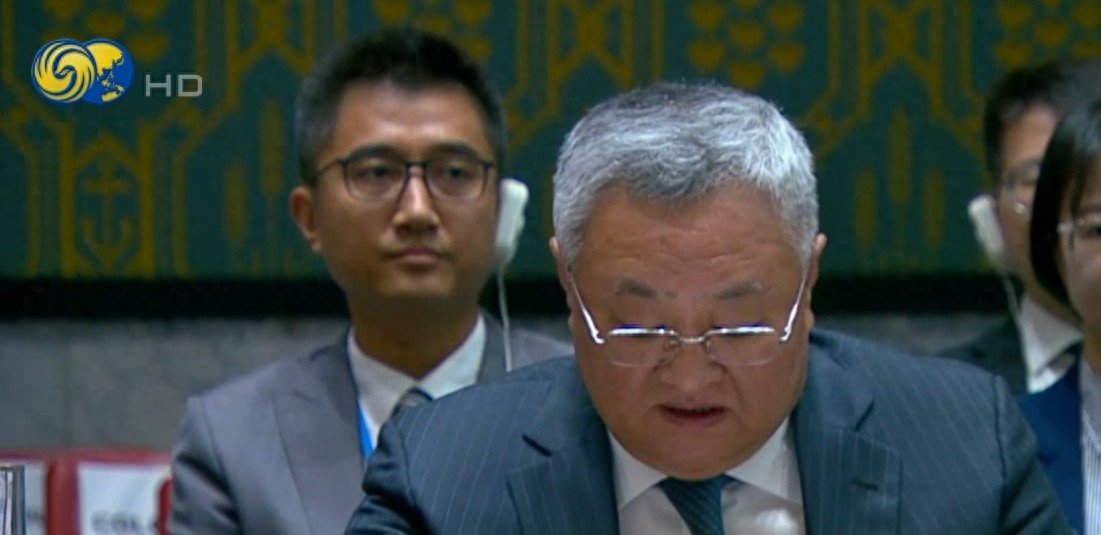 9月23日，联合国安理会举行“人工智能与国际安全”高级别会议。会议间隙，中国常驻联合国代表傅聪在接受凤凰卫视采访时明确表态：中美在人工智能问题上没有其他选择，必须合作。

“没有其他选择”这五个字，从中国常驻联合国代表嘴里说出来，分量很重。

过去几年，华盛顿在AI领域对中国的围堵层层加码。芯片出口