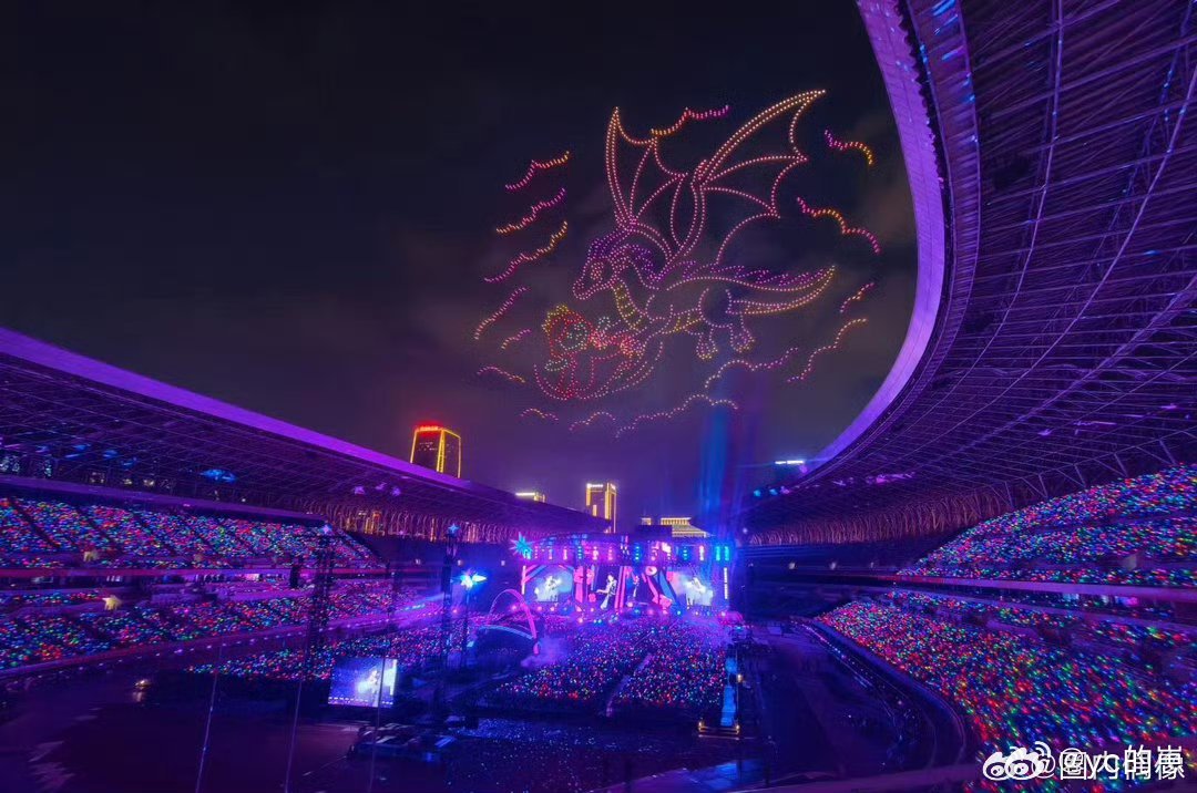 #周深飞龙在天# 夜空当中巨龙缓缓盘旋，搭配周深的歌声，现场冲击力太强，只能说周深总能给大家意想不到的浪漫#周深抬头一条龙# ​