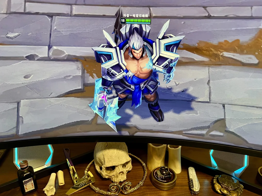 接上条，至臻 凯旋将军 德莱厄斯 唯一炫彩皮肤 游戏内高清模型，感觉这个蓝白配色