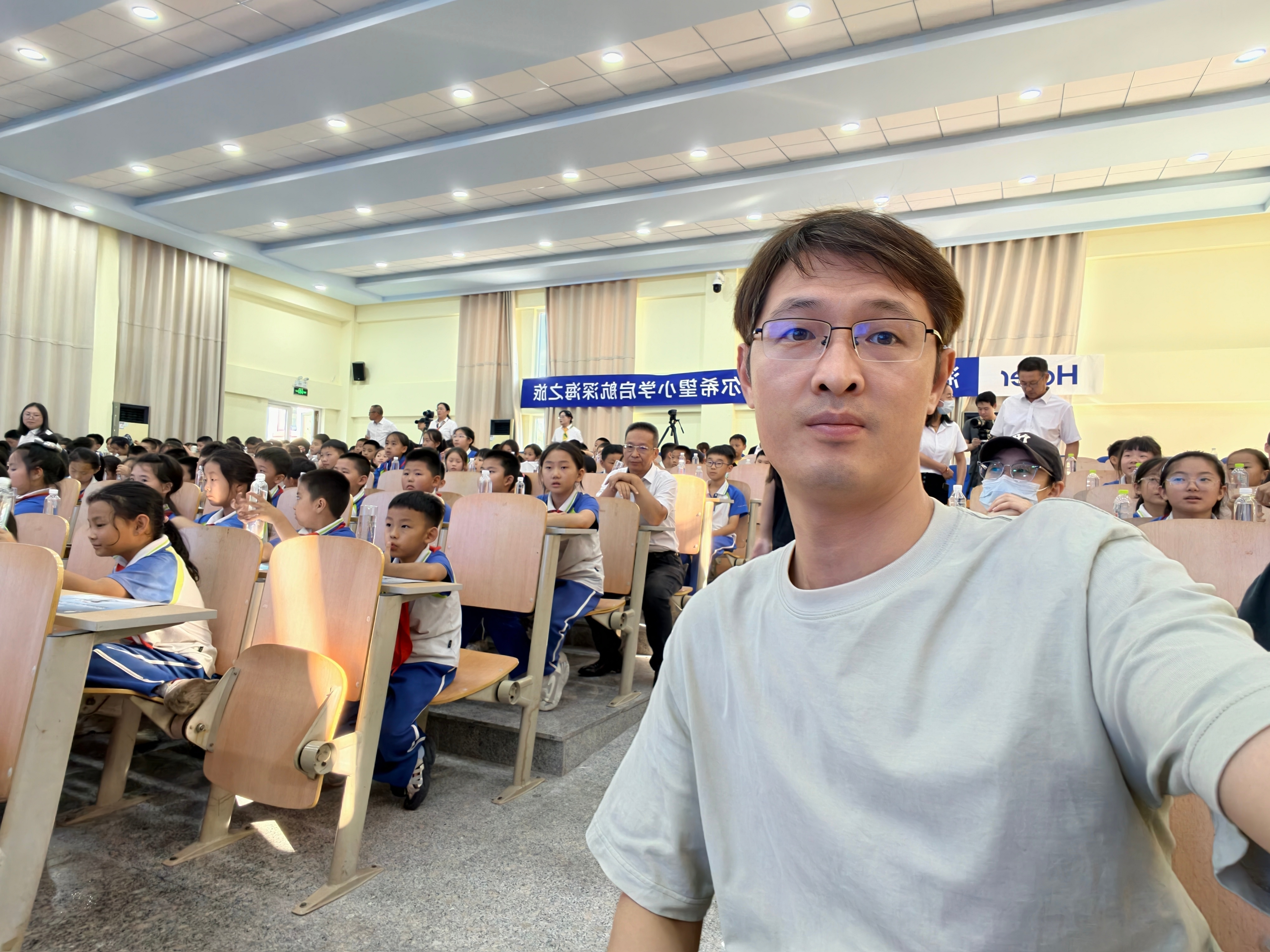 #海尔追光计划##开学第一课海尔与蛟龙号进校园# 这些年，宏民参加过很多大大小小的硬核发布会活动，汽车、AI芯片、机器人等，一个比一个"硬"。

但今天这场，让我有种"buff叠满"的感觉——

9月10日教师节，海尔带着国家深海基地的专家，把"开学第一课"开进了海尔的希望小学，还搬来了两台热水器，其中 ​
