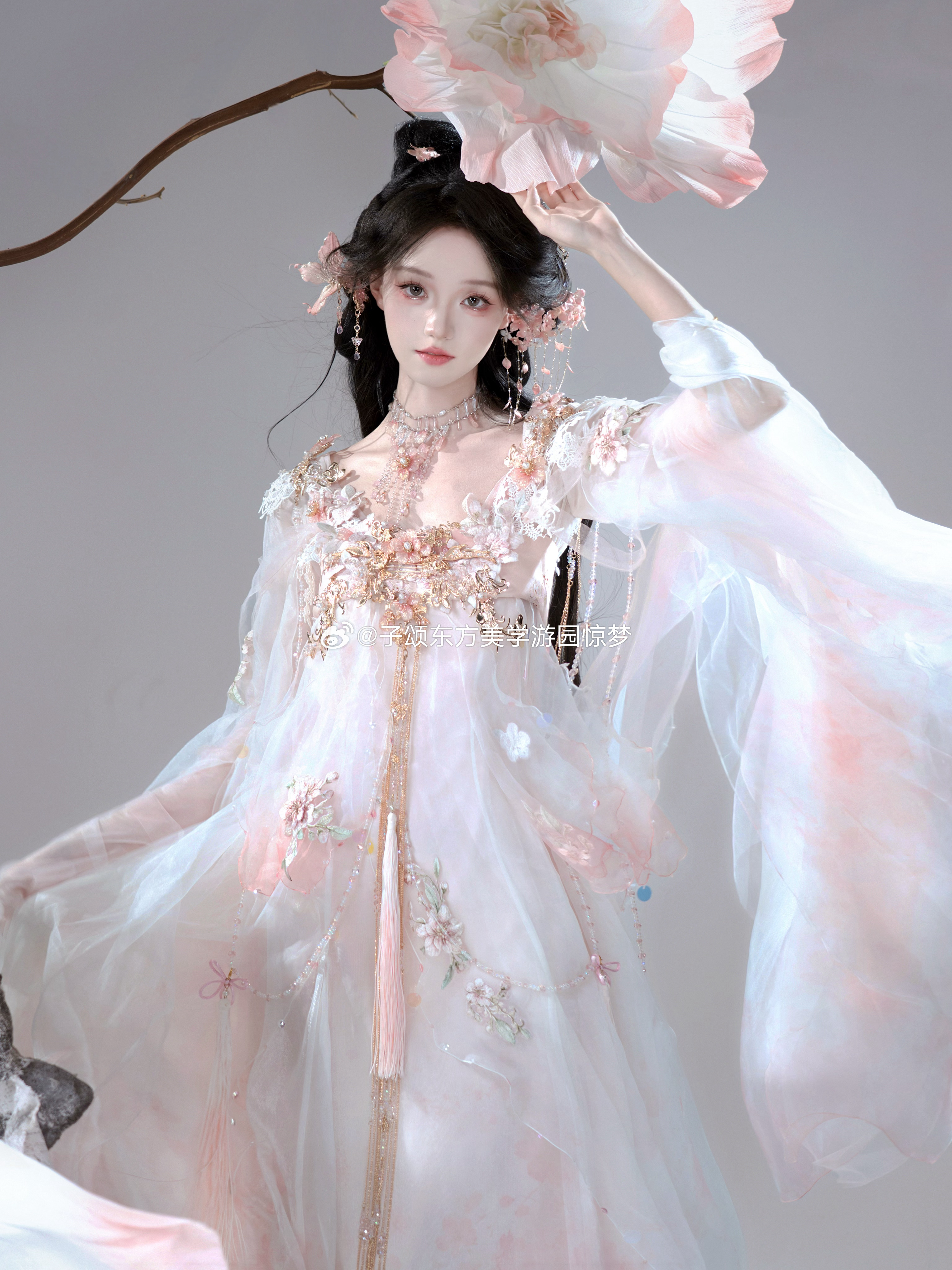 蕊姬集赞来啦！拂花千万朵，不及人间一绝色！蕊姬真的自带温婉仙气，还有很多立体刺绣小花花！珠络轻轻摇曳，灵动又精致！#子颂东方美学游园惊梦[话题]##一出场就被秒杀[话题]##古装美人图鉴[话题]##初见便是惊鸿一瞥[话题]##误入眉眼可叹惊鸿[话题]# ​