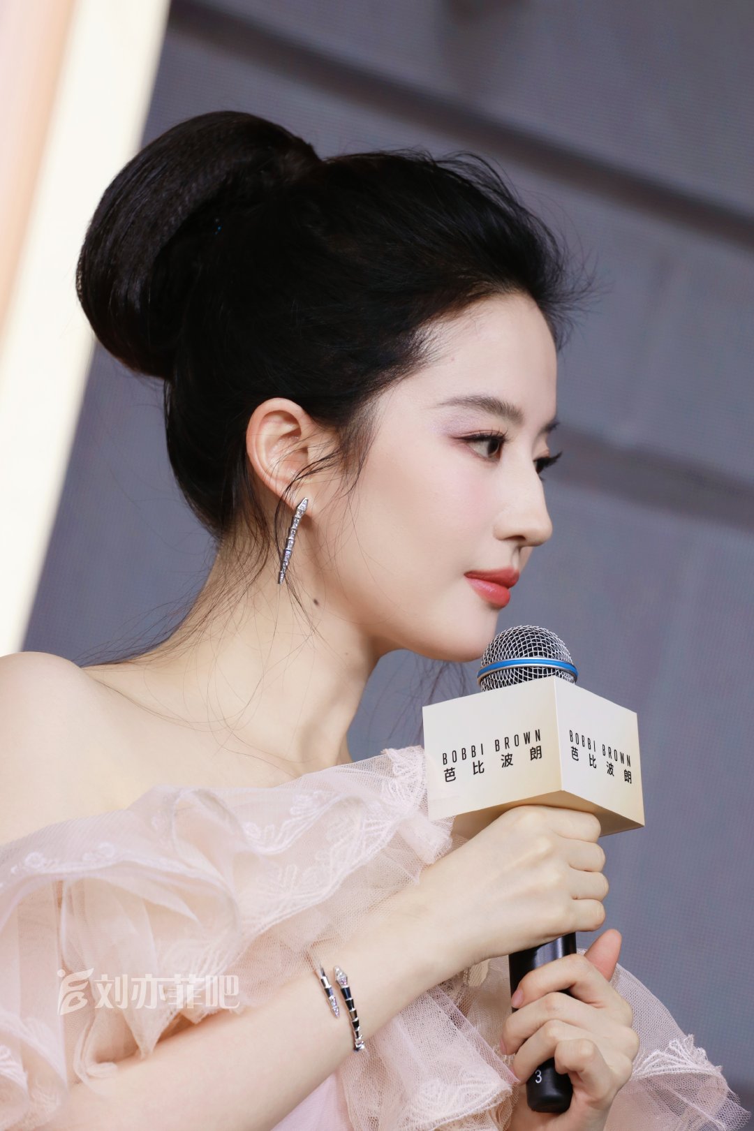 #刘亦菲 水蜜桃公主# 
【芭比波朗晚宴 菲吧独家】
先来一波侧颜杀
我的茜茜公主晚安💤
#刘亦菲# ​