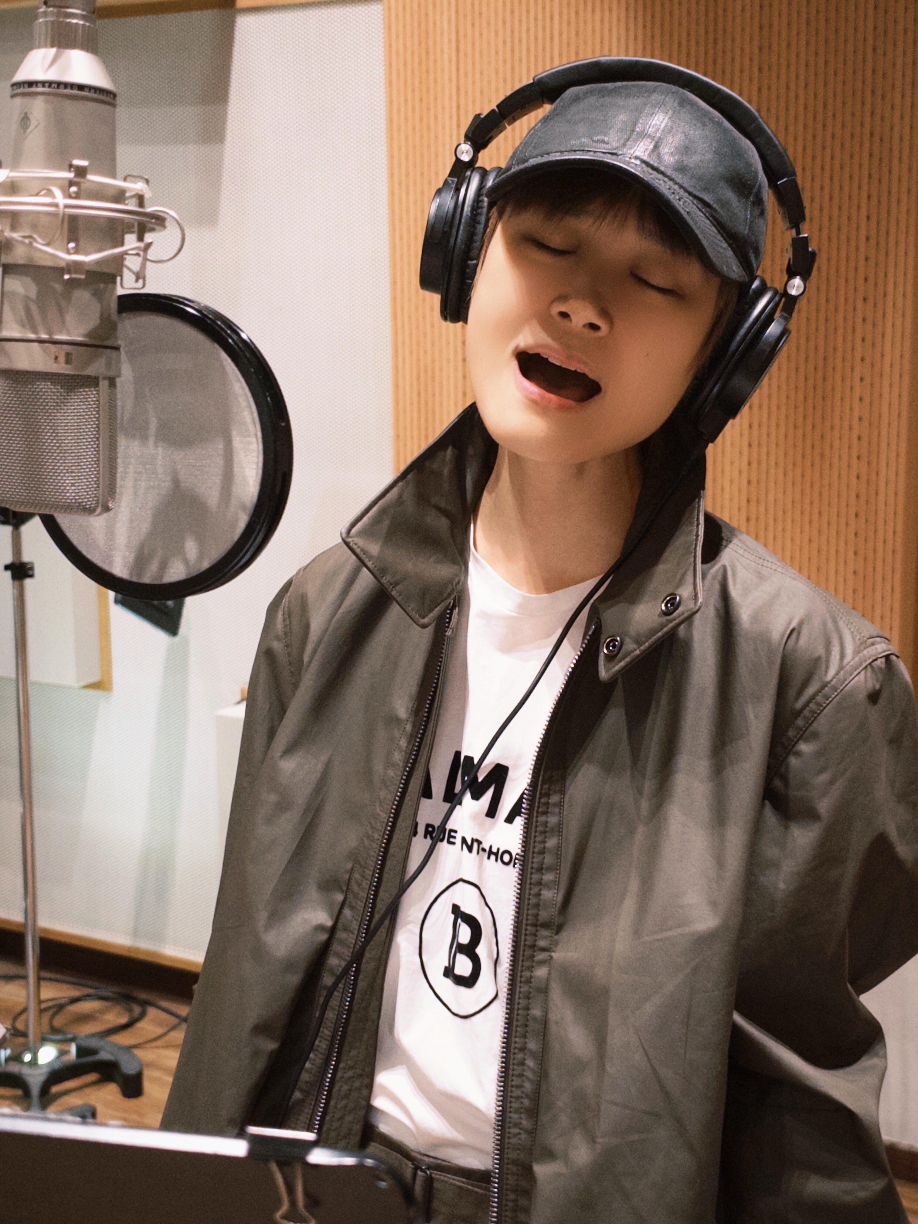 #李宇春[超话]# 姐回北京就进录音棚，我也不知道这个新专辑会不会今年出。
（🍠啃得鸡姐妹 ） ​