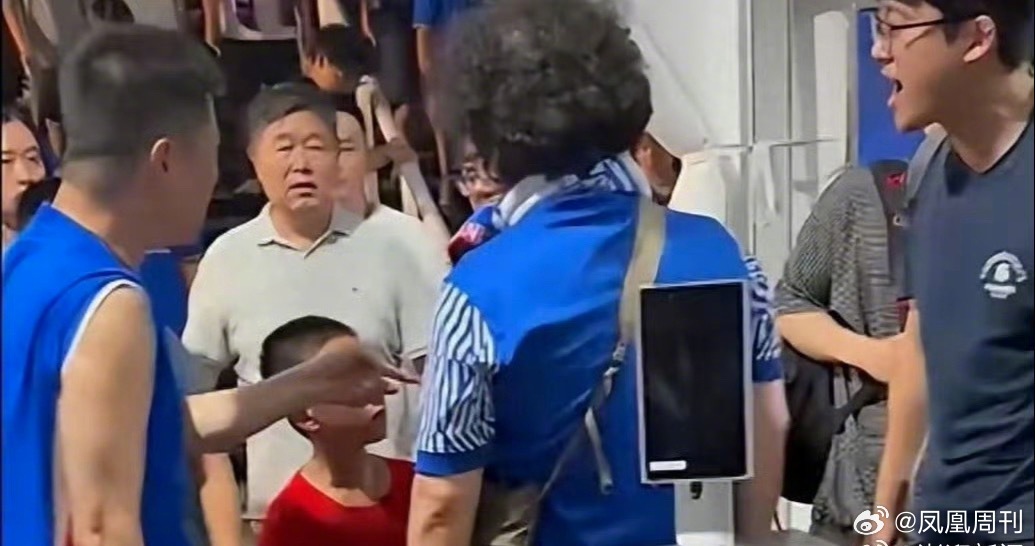 【上海警方通报：#3人围攻穿武磊球衣小球迷被拘#】上海市公安局徐汇分局官方微博8月19日晚间发布通报，通报原文如下：

2026年8月18日21时30分许，上海体育场足球比赛结束散场时，观众华某某（男，36岁）、金某某（男，41岁）、殷某某（男，51岁）在体育场2号大扶梯处，看见一男童 ​