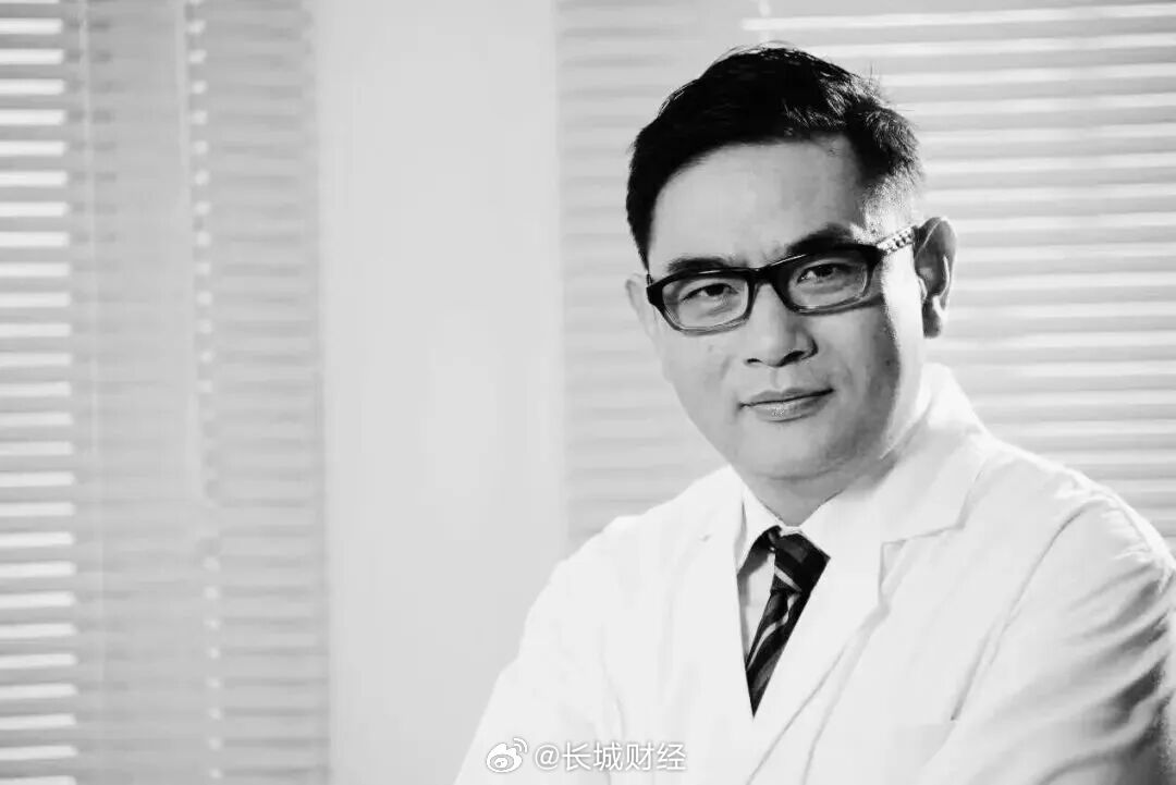 【#华熙生物首席科学家郭学平去世年仅61岁#】10月13日，华熙生物微信公众号发布信息《深切哀悼郭学平先生》。内容显示，华熙唐安生物科技(深圳)有限公司董事长、原华熙生物科技股份有限公司副总经理、首席科学家郭学平，因病医治无效，于2026年10月13日离世，享年61岁。
信息显示，郭学平毕生致力于透 ​