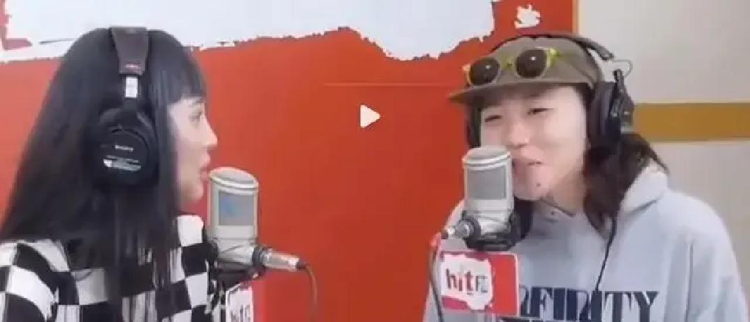 同样是王菲亲生的女儿，窦靖童和李嫣站在一起，个头居然能差出将近十公分，这基因分得实在太随心所欲了。
妹妹李嫣早早就蹿到了一米七五往上，随便往街边一站就是超模比例，满屏都是晃眼的大长腿。
再看窦靖童，净身高一米六六点五，平时连掩饰都懒得掩饰，还经常拿自己的大脚开玩笑，自嘲四舍五入就当自己一米六八了