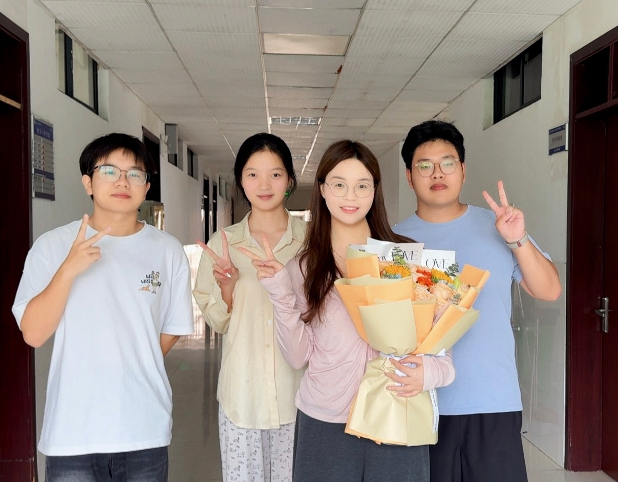 记录一下第五个教师节👩‍🏫：
突然感觉学生变得好懂事，真没抱什么蛮大的期待的，但是俺滴班长一来就给我送了一只鲜花，我说，谢谢你的花！结果他说，这不算我的，我的还在路上，omg谁听了都要感动好吗！🥹
九月真的非常非常非常忙，也很焦虑，教师节给自己安排了几个学生进行谈话，结果学生们 ​