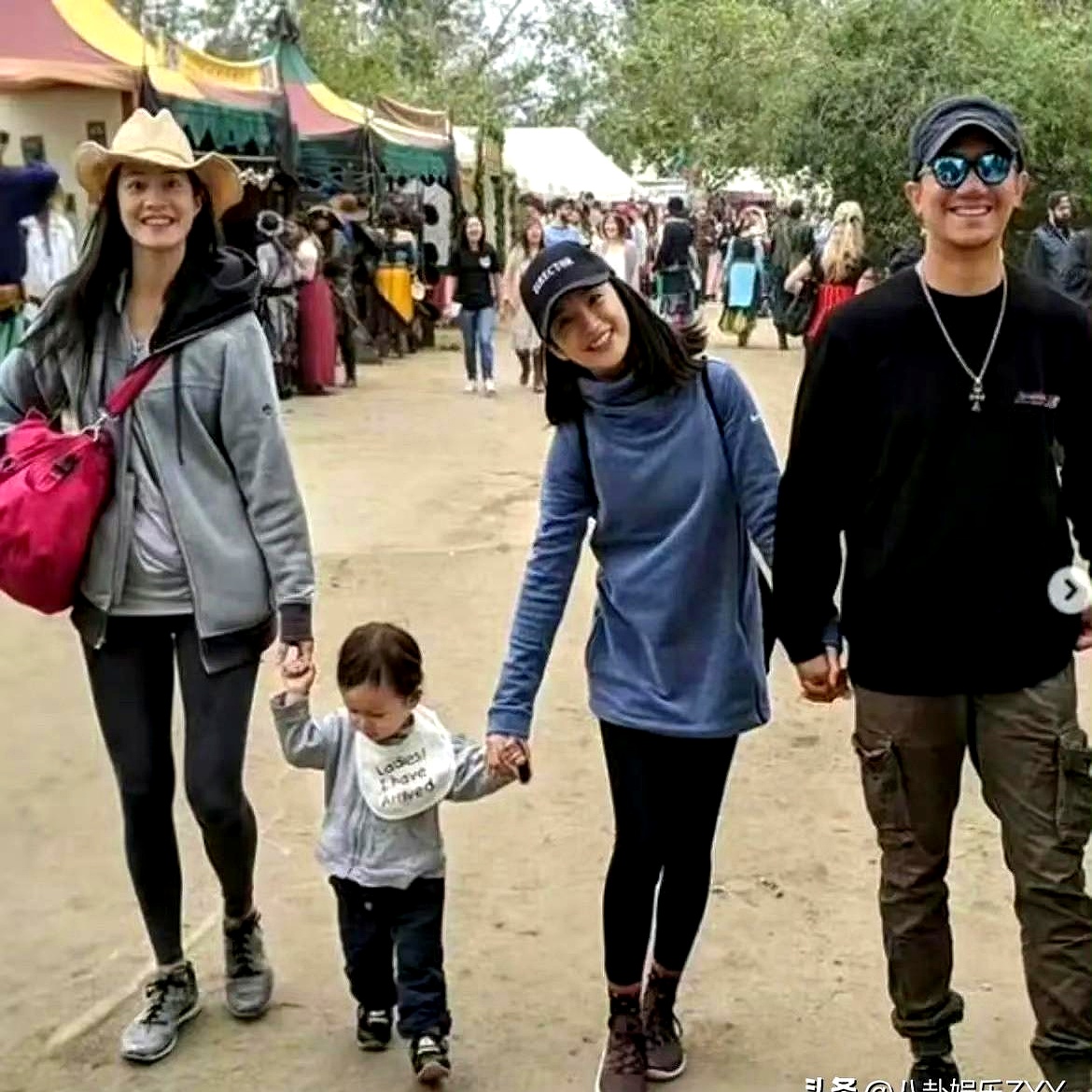 林依晨这事儿，热搜上挂了好几天，评论区吵翻了天。
有人心疼她，说结婚这么多年，老公一直在美国，她一个人在台湾带娃，这婚结得跟守活寡似的。

我倒觉得，旁人的瞎操心，纯属多余。
人家林于超，标准的海归精英，家里做潜水器材生意，自己管着美国分公司，长得也是一表人才。
之前有网友扒出他的游客照，评论区清一
