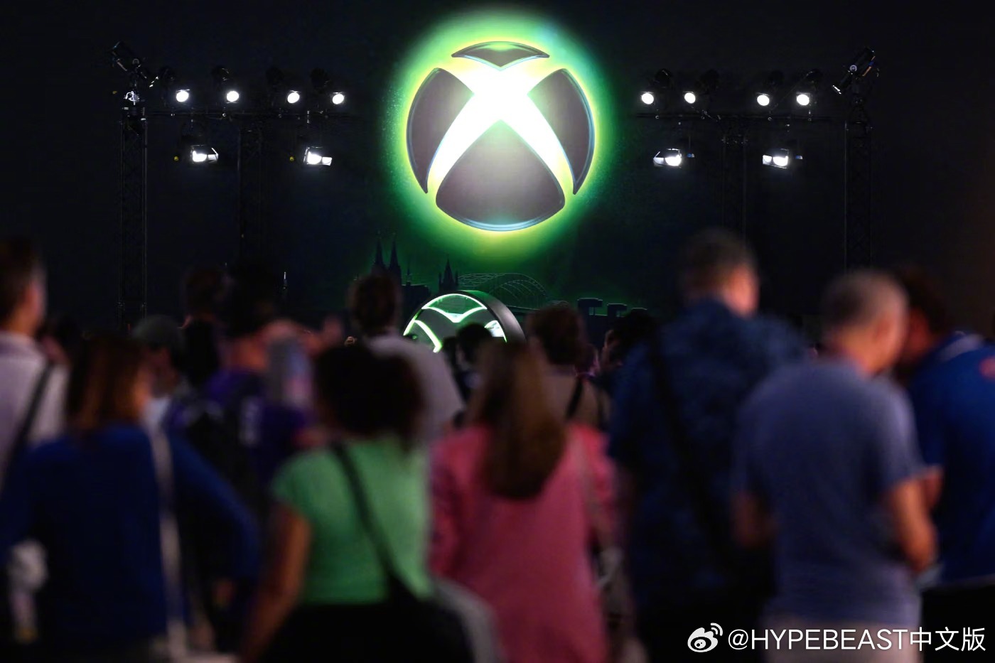 【Xbox CEO 确认：Project Helix 是设备家族，不只是一台次世代主机】

Xbox 下一代硬件将正式以多元化布局进军市场。Xbox CEO Asha Sharma 近日在 gamescom 期间接受 BBC News 采访时证实，即将推出的 Project Helix 将被打造为一套灵活多样的设备家族。这一说法与早期公告有所不同，彼时外界曾以为这 ​