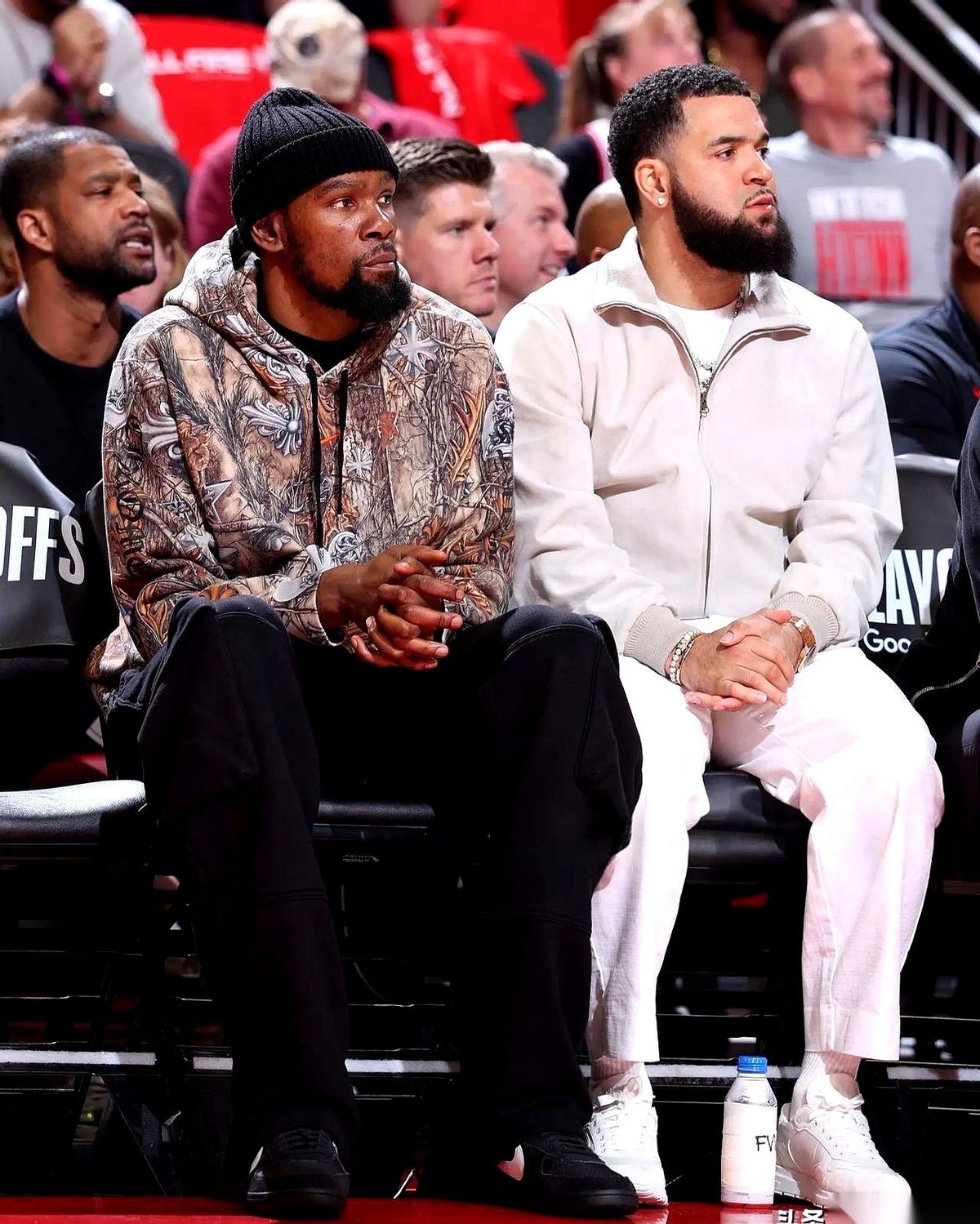 37岁的杜兰特坐在替补席上，面无表情地看着球场。 火箭队的休赛期还没开...