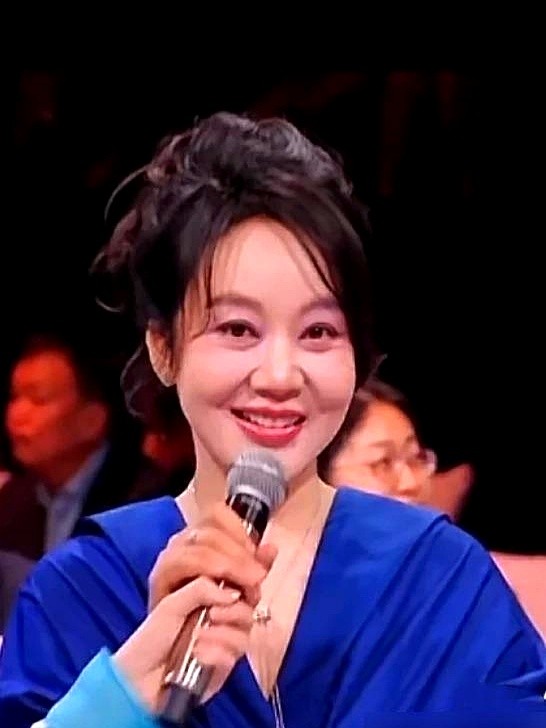 “别人给我介绍个50多的，我脱口而出：太老了吧！”说这话的是55岁的闫妮。

《活色生香》首映礼上有姑娘被催婚，话筒递给闫妮，她直接爆料。说完自己先愣住：我比人家还大几岁呢。全场大笑。

童瑶她们替她张罗对象，她听着，不合适就直说。今年她凭《小巷人家》黄玲提名金鹰奖，看到台下白发观众觉得踏实，连去年