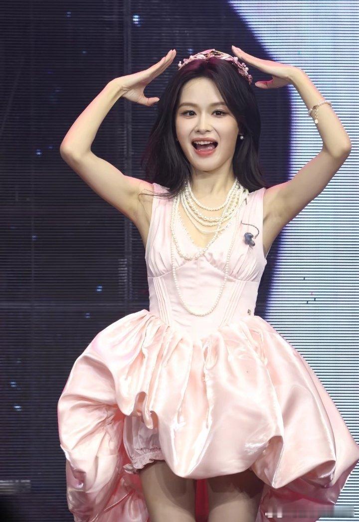 #余茵谈出演乖乖女原因# 不是运气成就这个角色，是余茵足够认真对待表演，认真揣摩人物情绪，把乖乖女的反差感精准演绎出来。 ​