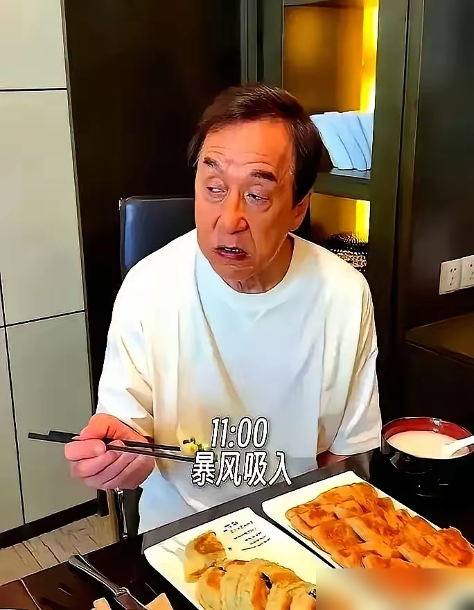 跑步机上黄晓明的手指不受控制地疯狂颤抖，脸色惨白的他捂着胸口，心跳快得要砸穿胸腔。你以为顶级巨星天天鲍鱼海参？为了一个角色，他硬生生饿掉三十斤，肠胃废了，在片场只能软绵绵地趴在道具上喘气。你再去看看那几位老大哥。刘德华几十年死磕水煮鸡胸肉，成龙坐在新加坡街头大口吞咽平价海南鸡饭，周润发趿拉着拖鞋在菜