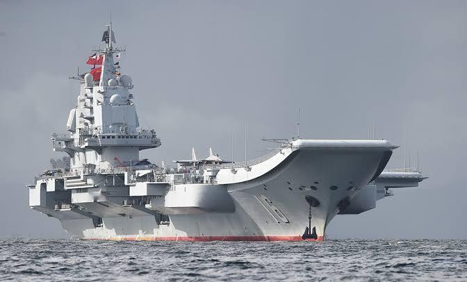 2026年9月7日，美日韩在东海启动“自由之刃2026”演习，海空、网络全上阵，声势不小。
同一片海域，福建舰去年11月入列后，歼-35、空警-600多型舰载机已完成弹射起降训练，电磁弹射真跑通了。
福特号刚结束326天超长部署，5.7万海里、1.2万架次，远洋底子确实厚。可美军11艘航母背后，尼米