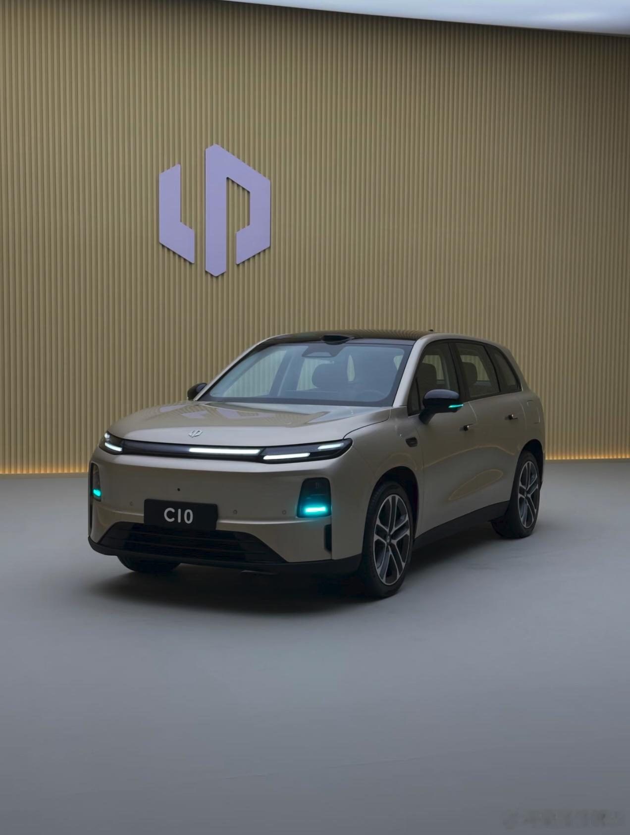 12‑17万家用新能源怎么选？来看全新零跑3C系列。
 
一次带来三台焕新车型，覆盖中型运动到中大六座家庭SUV，增程纯电全覆盖 。
把30万级别的底盘、智驾、座舱配置下放到主流价位，真正科技普惠。
800V超充、FSD可变阻尼悬架、激光雷达、高通8295P芯片，不再是高配专属。
 
C10主打家庭通勤；C11偏向运 ​