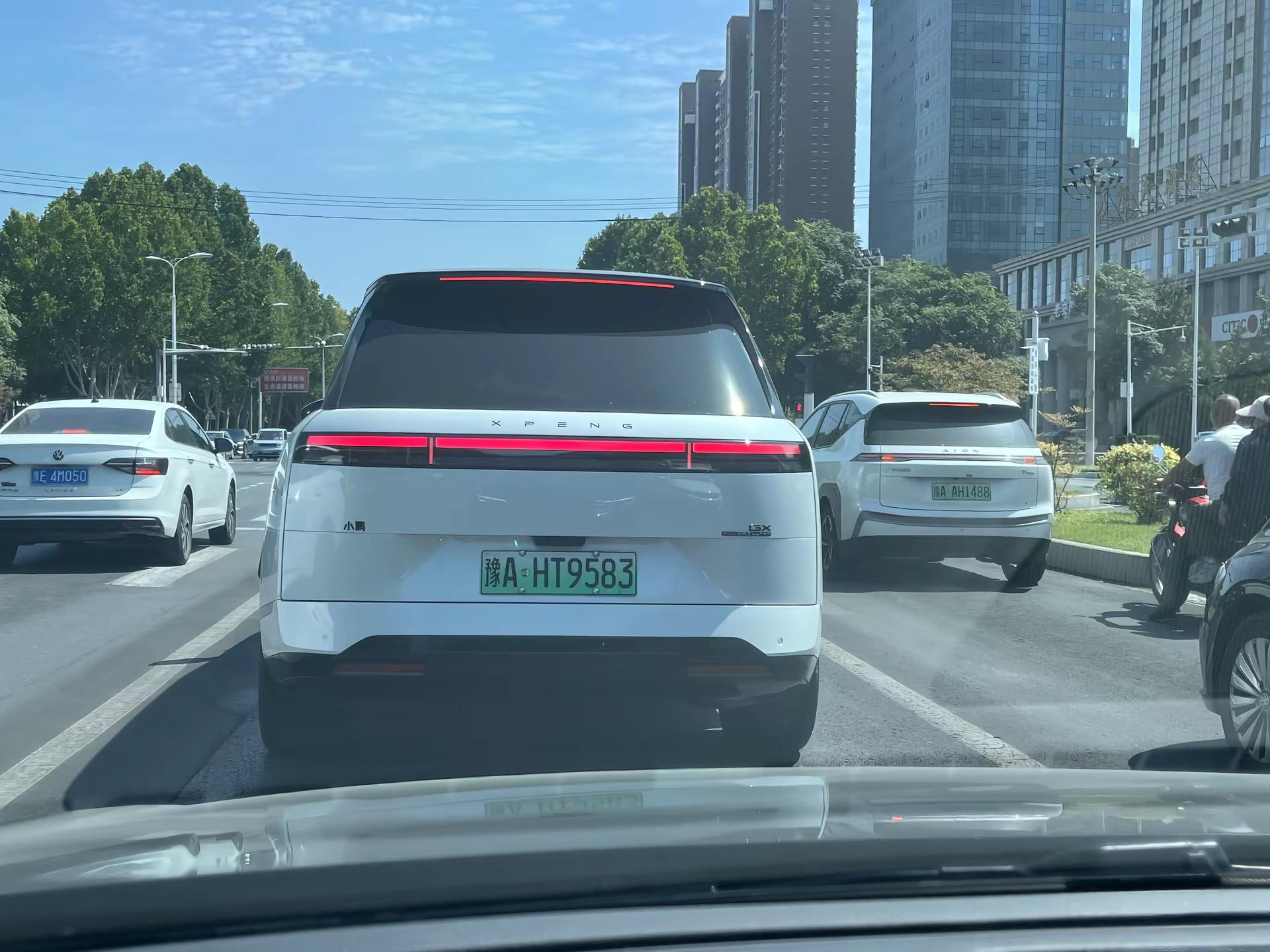 不能说毫无关系，只能说一模一样。路虎揽胜简直是国产新能源最严厉的父亲。拍车日记