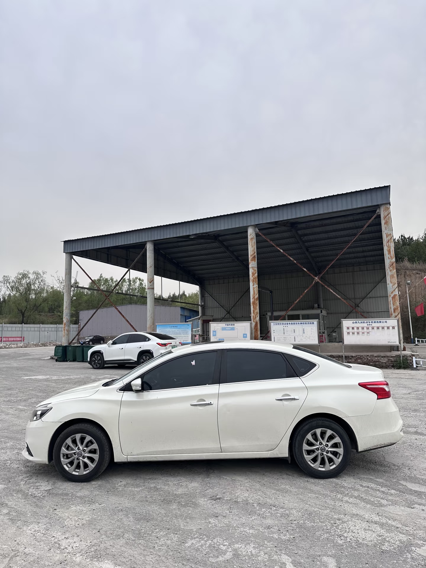四万预算想找靠谱的自动挡二手车，日产轩逸是很合适的选择。作为经典家用紧凑型轿车，空间还行，后排坐成年人也不会挤。
它最出名的就是座椅舒适性，俗称移动大沙发，长时间开车坐车都不容易累。日常油耗不算高，保养简单便宜，配件市场保有量大，维修起来省事省钱。
车况良好的轩逸用来日常通勤非常省心。【来自懂车帝车