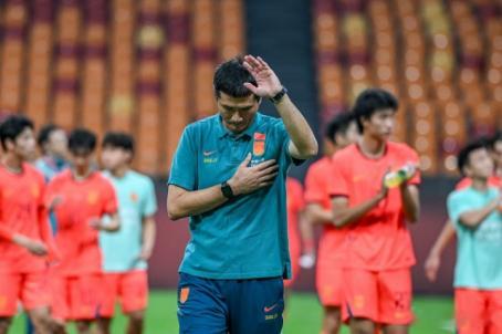 重庆国际邀请赛仅获1胜3负后，国足FIFA排名滑落至世界第96、亚洲第15，技术积分净减逾12分。好体育撰文指出，球队当务之急是止跌反弹，而明年1月亚洲杯小组出线即被视为必须守住的底线。文章强调，2030年世预赛亚洲区仍需凭排名跻身前两档，一旦再度输球，被巴林、越南反超并非危言耸听。展望11月国际 ​