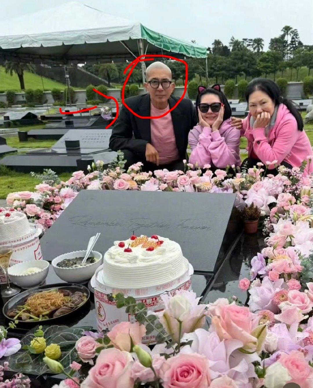 #小S与S妈具俊晔去墓地为大S庆冥诞#大s冥寿，走了后的第一个生日，看到具俊晔瘦了好几圈，人也看着好像老了很多！ ​